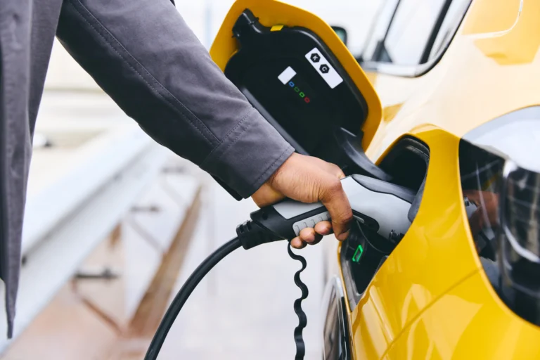 V2G B2B Partnerships: Understanding Collaborations Between Auto Manufacturers and Energy Companies